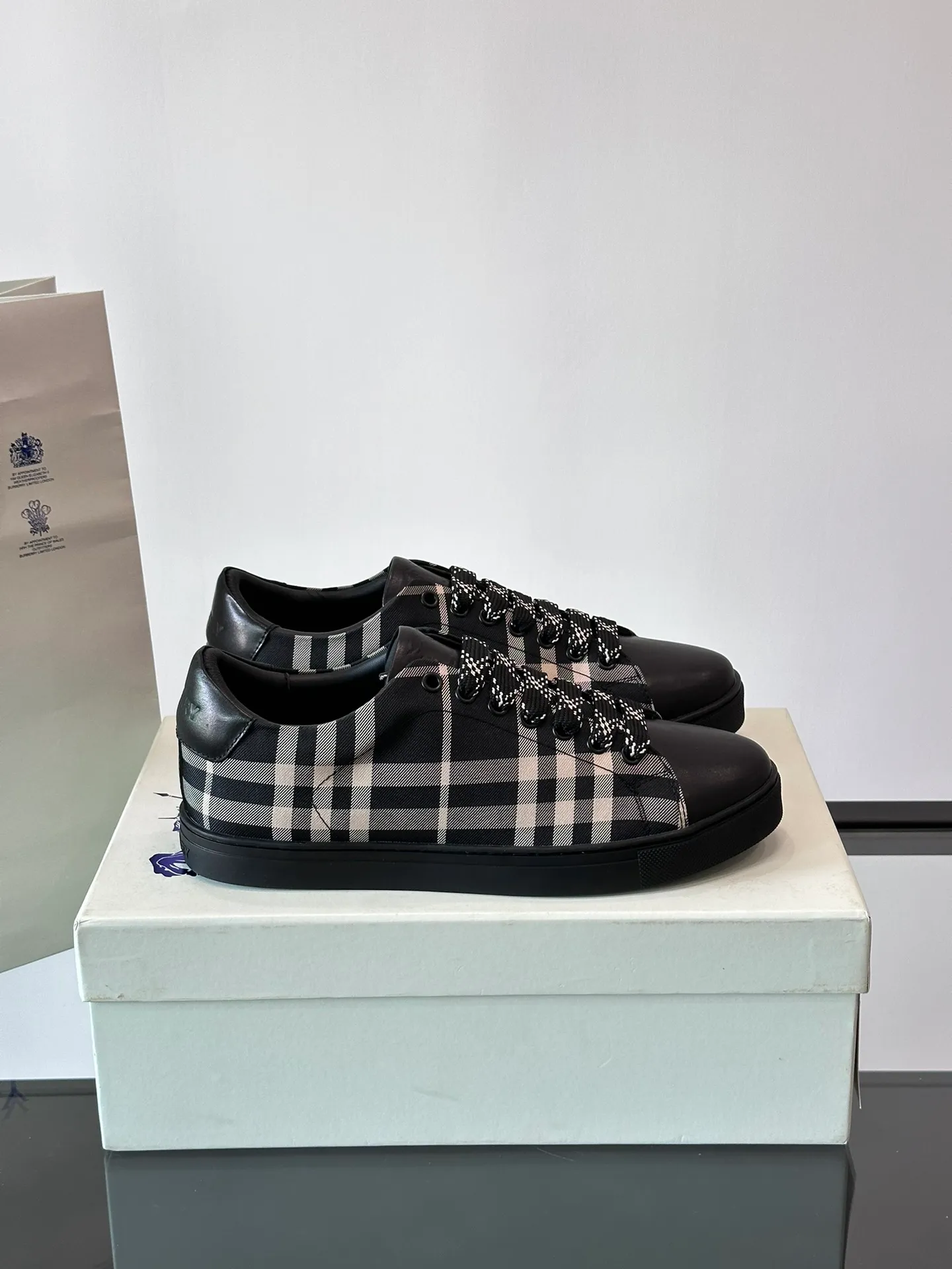 P380▫️B’s men’s classic low-top sneakers are reinterpreted in Vintage plaid cotton and cowhide materials, and decorated with a new brand logo. First-layer cowhide lining, heel decorated with Burberry letter embossed logo, original outsole Size: 38-44 (.45 customized) No. 068